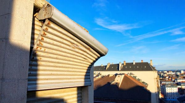 Top astuces pour résoudre une panne de volet roulant à Nantes